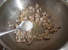放半勺白糖提鲜。