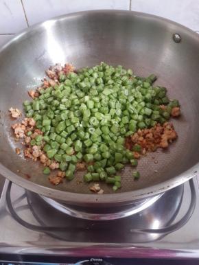 倒入切碎的四季豆翻炒片刻。
