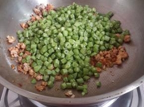 倒入切碎的四季豆翻炒片刻。