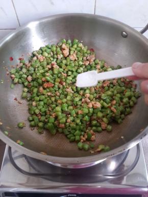 炒至熟透，起锅前加盐即可。