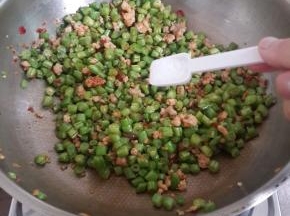 炒至熟透，起锅前加盐即可。