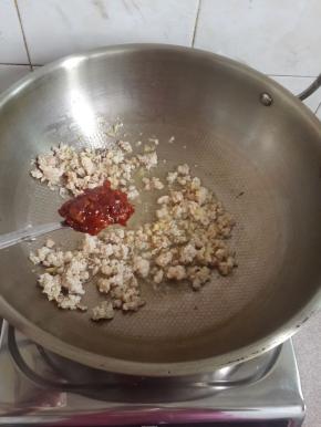 一勺豆瓣酱。翻炒均匀。