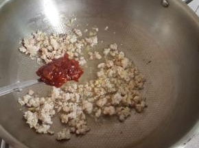 一勺豆瓣酱。翻炒均匀。