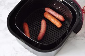 将鲜肉肠煎熟或烤熟。