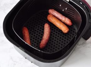 将鲜肉肠煎熟或烤熟。