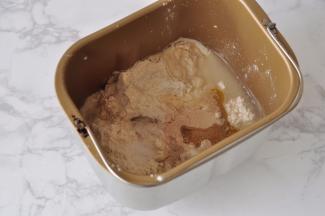 将除了肉肠和芝士的所用食材放在面包机中，没有面包机你就用揉。