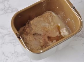 将除了肉肠和芝士的所用食材放在面包机中，没有面包机你就用揉。