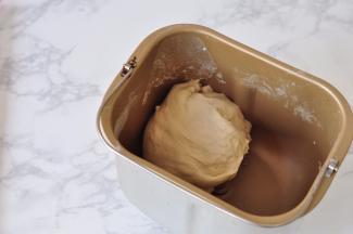 揉成光滑的面团，我用的和面程序30分钟，夏天记得开盖揉面吭。