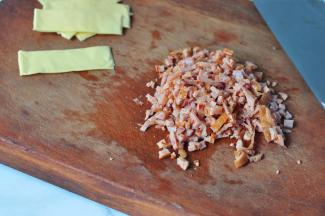 揉面的时，将烤好的香肠切成碎，芝士分成六小段。