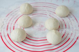 将揉好的面团取出，分成六份，整圆后静置松驰8分钟。