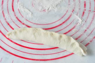 由下至上卷起。