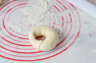 将另一端搓细，用大头包住小头，要包紧了吭，否则一会煮开它。