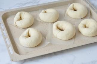 夏天就直接室温放置20-30分钟，记得表层盖一下，我是放在烤箱内，天冷就要在烤箱中放一碗热水30分钟。