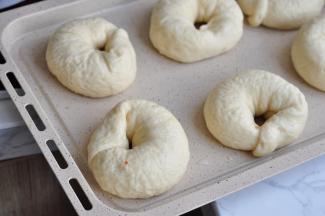 煮30秒后翻面，再煮30秒捞出沥水放在烤盘中。