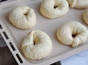 煮30秒后翻面，再煮30秒捞出沥水放在烤盘中。