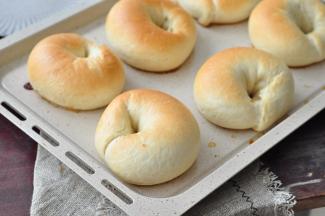 放进预热好的烤箱中，200度，中层，20分钟左右，表面上色即可。