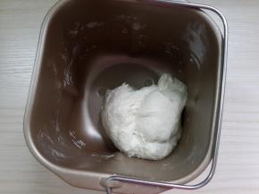 面粉加水放面包机内和成面团。