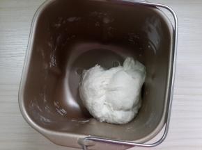 面粉加水放面包机内和成面团。