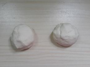 把面团分成2个。