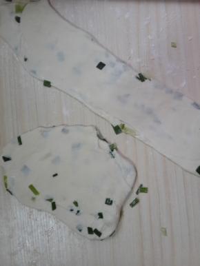 卷在一起再用擀面杖擀平。一个被我擀成了长条，一个擀成了大块。