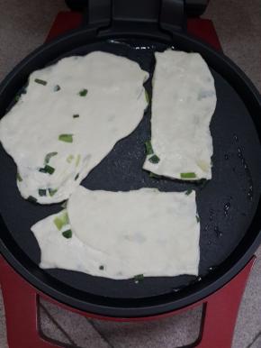 电饼铛预热5分钟。刷油放擀好的面饼。