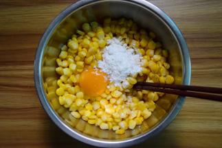 晾凉的玉米粒中加入淀粉，打入鸡蛋