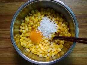 晾凉的玉米粒中加入淀粉，打入鸡蛋