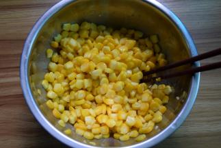 然后充分拌均匀，使玉米都裹满蛋液