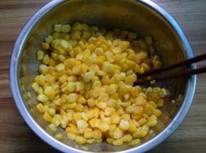 然后充分拌均匀，使玉米都裹满蛋液