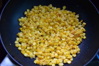 等半分钟左右再用铲子搅散；炒几下停一会