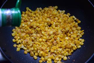 待玉米粒成金黄色后撒入椒盐，关火