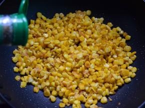 待玉米粒成金黄色后撒入椒盐，关火