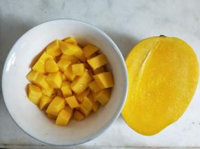芒果切小块。