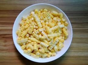 玉米洗净剥粒