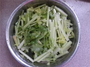 芹菜洗净切段。