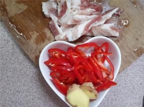 五花肉切片。红椒切丝，姜切片。