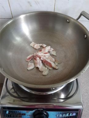 坐锅烧热放五花肉下去稍微煸出油。