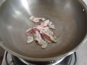 坐锅烧热放五花肉下去稍微煸出油。