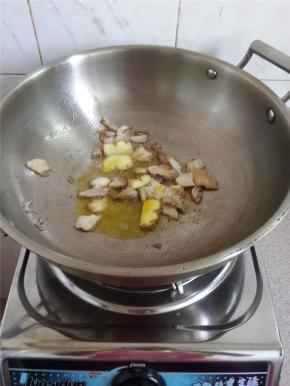 加姜片去腥，适量加点油炒香。