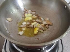 加姜片去腥，适量加点油炒香。