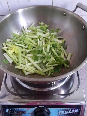 放洗净的芹菜下去翻炒均匀。