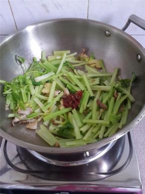 加豆瓣酱，白糖调味。大火翻炒2分钟。