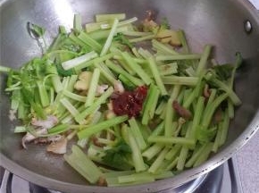 加豆瓣酱，白糖调味。大火翻炒2分钟。