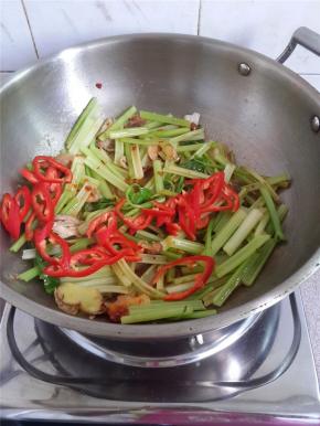 加红椒丝一起翻炒均匀。