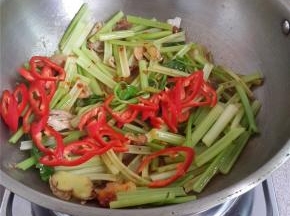 加红椒丝一起翻炒均匀。