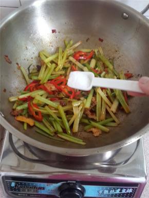 炒至熟透加盐即可。