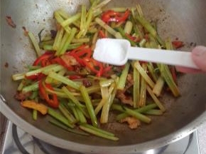 炒至熟透加盐即可。