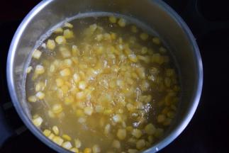 把玉米倒入开水中焯熟