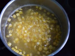 把玉米倒入开水中焯熟