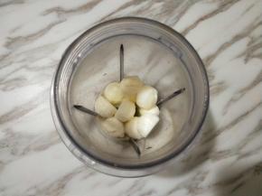 将冻好的冰块取出放入料理机。